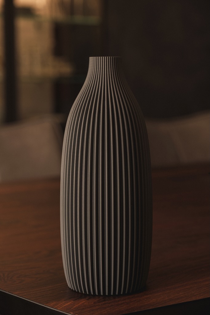 Vaso Ionio: vaso di design allungato color grigio scuro a coste verticali, stampato in 3D