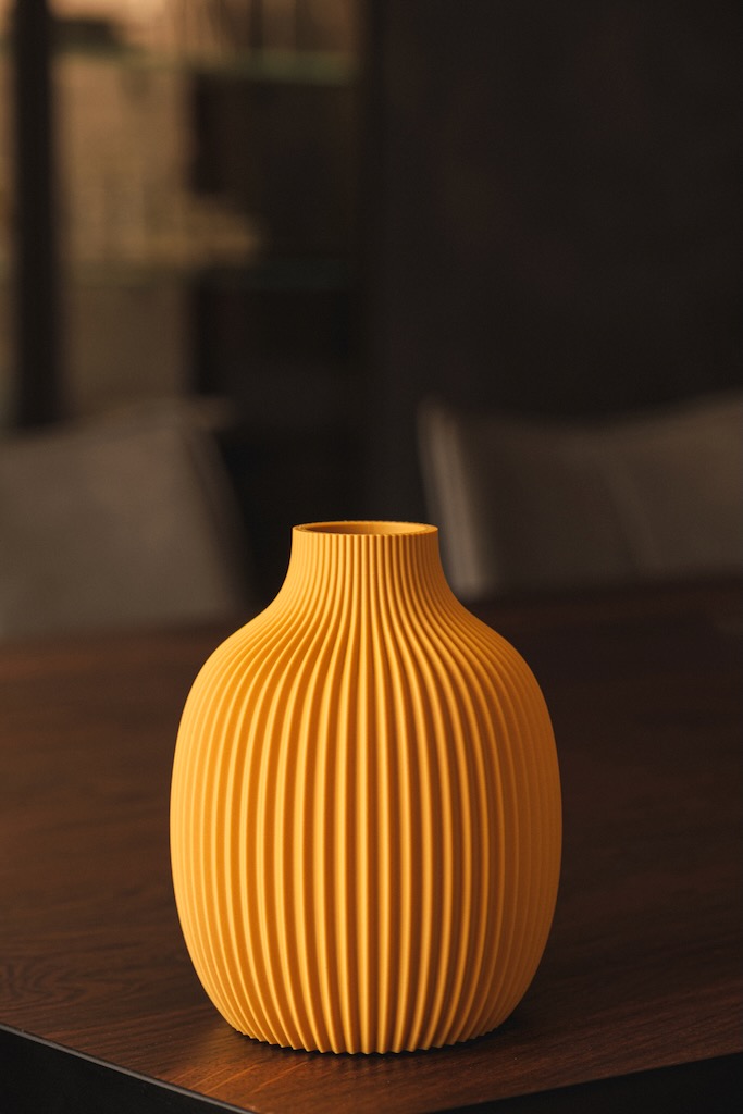Vaso Mediterraneo: vaso di design color ocra a coste verticali, stampato in 3D