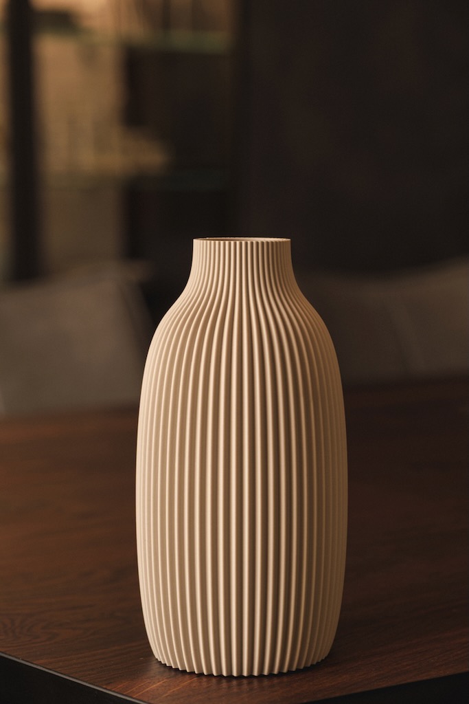 Vaso Tirreno: vaso di design color sabbia a coste verticali, stampato in 3D